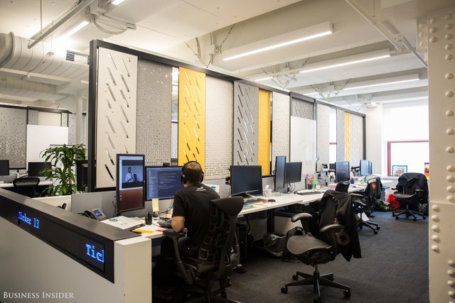  Đặc điểm chính của không gian văn phòng là có thiết kế mở. Không gian làm việc của LinkedIn rất dễ uốn, các nhân viên có thể đẩy nhẹ và điều chỉnh những tấm pano đặc biệt. 