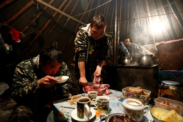 Bên trong lều, thợ chăn sưởi ấm và nấu nướng
