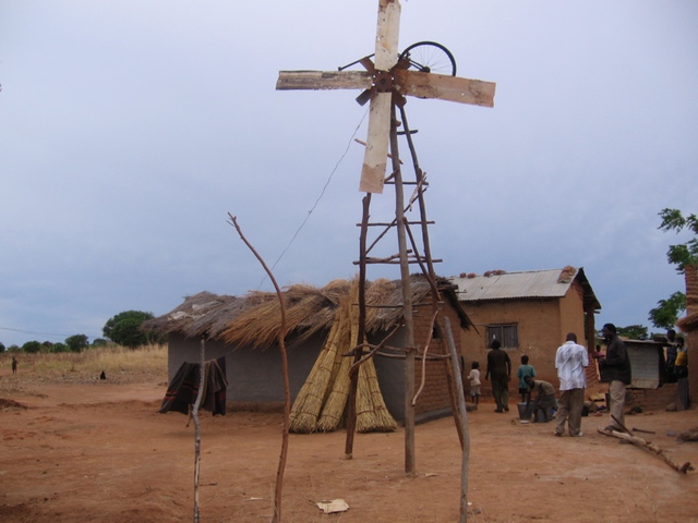  Sản phẩm đầu tay của anh Kamkwamba. 