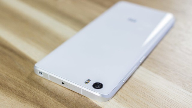  Xiaomi Mi5 được làm bằng chất liệu kính và kim loại cao cấp 