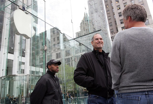 Đang trên đà phát triển mạnh mẽ, Apple tiếp tục mở một cửa hàng Apple Store ở Manhattan vào năm 2006. Thiết kế hộp kính độc đáo khiến nó trở thành danh lam thắng cảnh của thành phố New York.