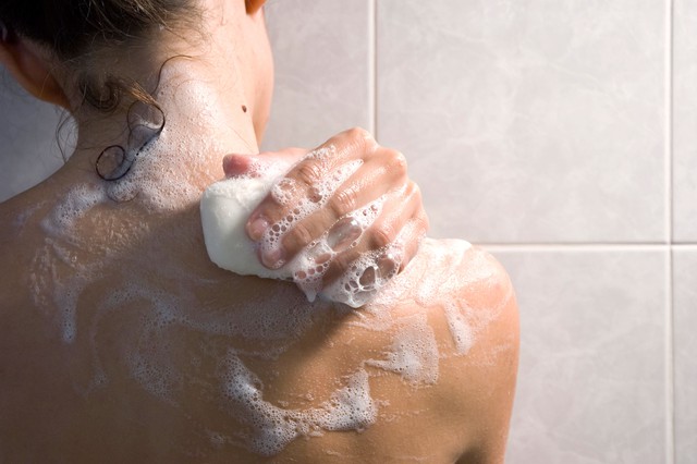  Thông thường mọi người sẽ tắm để rửa sạch mùi hôi từ chất thải vi sinh vật trên da 