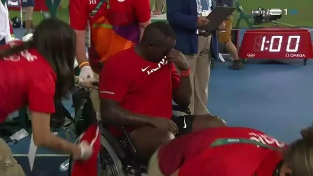  Yego phải bỏ cuộc và rời sân bằng xe lăn do chấn thương tại Olympic Rio 2016 