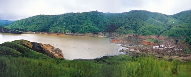  Hồ Nyos được hình thành trên miệng núi lửa ở phía tây bắc Cameroon. 