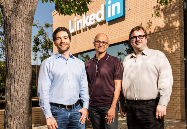  LinkedIn CEO Jeff Weiner, Microsoft CEO Satya Nadella, và nhà sáng lập LinkedIn Reid Hoffman. 