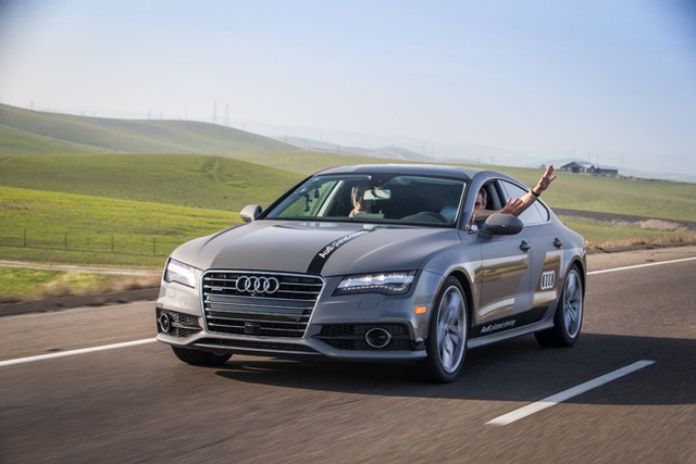  Audi: Hiện tại, thương hiệu xe sang được coi là kỳ phùng địch thủ của Tesla đã có một vài sản phẩm hybrid. Năm ngoái, một mẫu A7 có nickname “Jack” đã tự lái quãng đường 550 dặm (có sự can thiệp không đáng kể của con người) để dự CES 2016. 