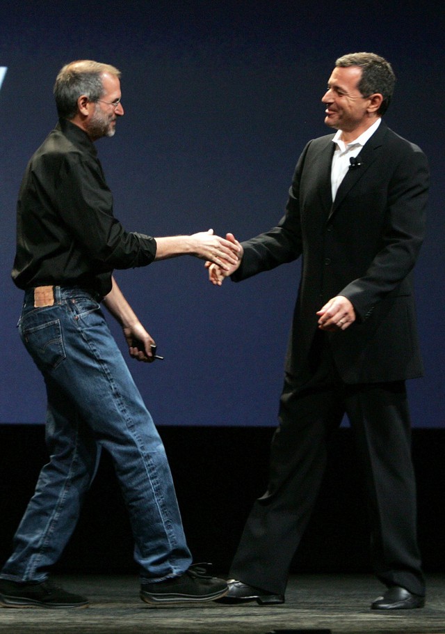 Tuy nhiên cùng lúc này, tình hình sức khỏe của Jobs lại đang suy giảm, và nhiều người nhận ra điều này. Hãy nhìn ông gầy gò như thế nào trên sân khấu, bắt tay với CEO của Disney Bob Iger tại sự kiện của Apple năm 2006.