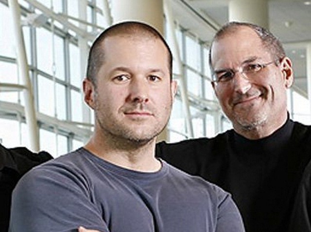  Trong nhiều năm, Apple đã luôn muốn mở rộng sang các lĩnh vực khác và làm ra một thiết bị có màn hình cảm ứng. Vào năm 2004, Jobs tổ chức một cuộc họp bí mật để thực hiện dự án Project Purple, với John Ive là người đứng đầu dự án. Ban đầu, Jobs muốn nó là một chiếc table, nhưng sau này concept đó lại trở thành một chiếc điện thoại. 