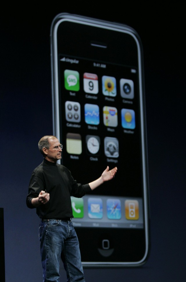 Vào năm 2007, Jobs chính thức hé lộ về iPhone tại sự kiện Macworld Expo diễn ra vào tháng 1. Nó kết hợp tính năng nghe nhạc của iPod với một màn hình cảm ứng cực nhạy mà không cần sự trợ giúp của bút cảm ứng như mọi thiết bị thời đó. Và Safari là trình duyệt web đầy đủ chức năng đầu tiên trên một chiếc điện thoại.