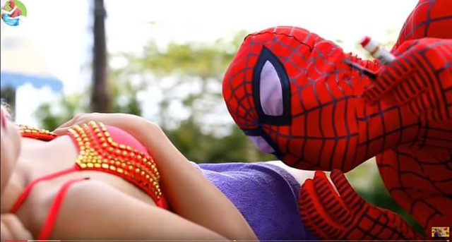  Một cảnh cắt ra từ video Spiderman - Elsa do chính người Việt làm.​ 