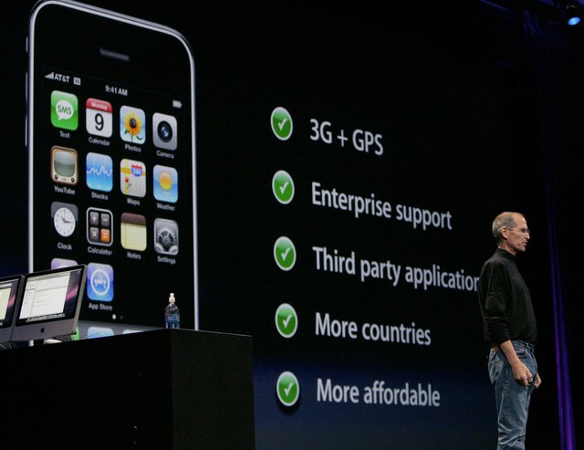 Vào năm 2008, Apple tung ra người kế nhiệm của iPhone: chiếc iPhone 3GS. Nó có tốc độ truy cập mạng nhanh hơn hẳn, thế nhưng thay đổi lớn nhất, là nó được tích hợp một thứ gọi là App Store để bạn cài đặt phần mềm từ những nhà phát triển bên thứ 3. Lúc phát hành, App Store đã có sẵn 500 ứng dụng.