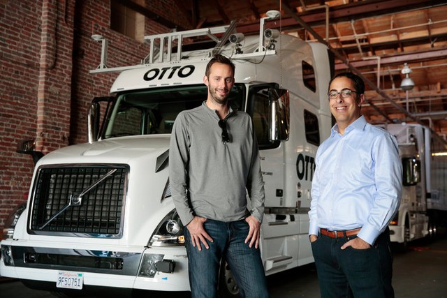  Anthony Levandowski (trái) bên xe tải tự lái của Otto 