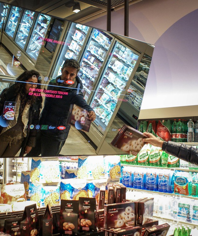  Mỗi khi khách hàng cầm một vật lên, các cảm biến nhận biết chuyển động và công nghệ của Microsoft Kinect sẽ làm nhiệm vụ của mình, từ đó hiển thị lên một bảng thông tin về chất dinh dưỡng, giá cả, lượng chất hóa học tác động cũng như các yếu tố khác trong quá trình chuyển về đây. 