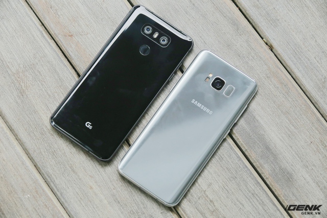  Mặt lưng của cả hai máy đều được làm bằng kính và đều được uốn cong, tuy nhiên Galaxy S8 cong hơn nhiều. Chất liệu kính cũng để lại nhiều dấu vân tay. 