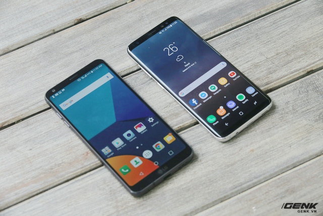  Kích thước tổng thể khá tương đồng, nhưng Galaxy S8 có màn hình 5.8 inch lớn hơn 5.7 inch của G6 một chút. Độ phân giải của Galaxy S8 là 1440 x 2960 (18.5:9), còn G6 là 1440 x 2880 (18:9). Samsung và LG lần lượt gọi màn hình của mình là Infinity Display và FullVision. 