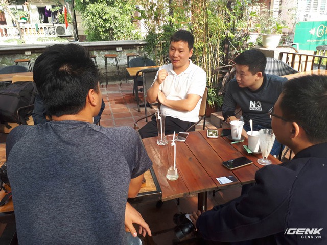  Ông Jack (đại diện Xiaomi từ Trung Quốc, áo trắng) chia sẻ tại buổi họp mặt về kế hoạch gia nhập thị trường Việt Nam của hãng 