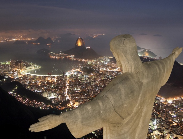  Tại đỉnh núi Corcovado của Brazil, những ai đến đây chắc chắn không quên bức tượng Chúa Kitô giang tay rộng lớn như có thể cứu được cả thế giới này. Một công trình rất nổi tiếng và là niềm tự hào của người dân vũ điệu Samba. Một khi đã đến đây, bạn sẽ có được những trải nghiệm thật sự độc đáo, hứng khởi về một thành phố sôi động như Rio, hay núi Sugarloaf. 