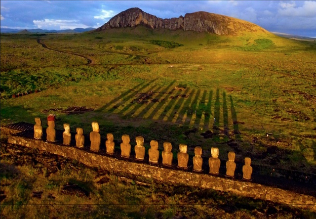  Đảo Phục Sinh tọa lạc ở Đông Nam Thái Bình Dương, thuộc nước Chile. Nó nổi tiếng với 887 bức tượng đá gọi là Moai. Vào thời điểm Mặt Trời lặn dần sau lưng các bức tượng đầu người xếp hàng ngay ngắn như một đội hình trong quân ngũ đợi lệnh của chỉ huy, theo đó bóng tượng đổ dài như một hàng rào tre nhưng nó không dựng đứng mà nằm êm đềm trên mặt cỏ. 