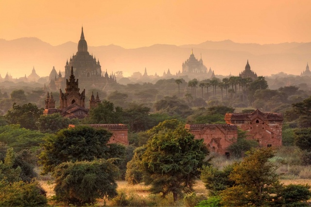  Thành phố cổ Bagan nằm ở vùng Mandalay, thuộc Myanmar. Từ thế kỷ thứ 9 đến thế kỷ thứ 13, Bagan là thủ đô của Vương quốc Pagan, vương quốc đầu tiên thống nhất được Myanmar. Vào thời cực thịnh của Pagan (thế kỷ 11–13), có hơn 10.000 chùa và tu viện Phật giáo được xây dựng ở Bagan và 2.200 trong số đó vẫn còn tồn tại đến ngày nay. 