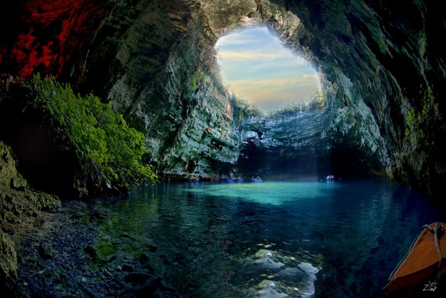  Theo thần thoại Hy Lạp thì hang Melissani là nơi cư trú của thần nữ. Nước xanh biếc, trong veo nhìn thấu tận lòng hồ. Nếu có dịp thả mình vào trong động nước này bạn sẽ không khỏi bị hớp hồn trước vẻ đẹp đầy cám dỗ của nó. 