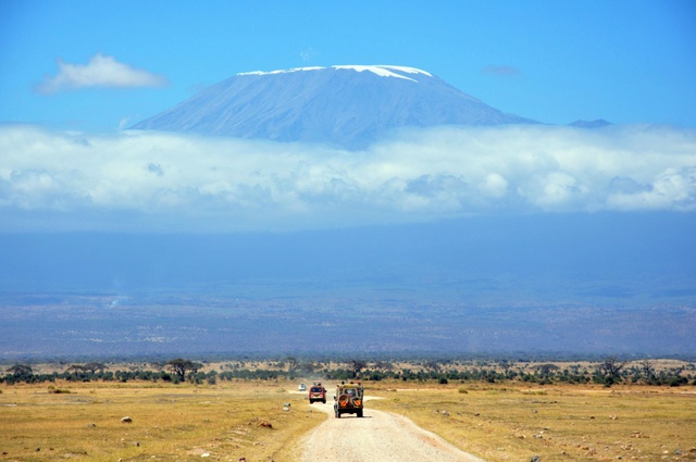  Có 40.000 du khách đến núi Kilimanjaro mỗi năm, đó là chưa kể đến tất cả các hướng dẫn viên và những người hỗ trợ khác đi cùng khách của mình. Đó là một dãy núi xanh biêng biếc màu nước biển, phủ thêm chút tuyết trên đỉnh trôi là đà trong mây quả thật là một cảnh tượng đáng kinh ngạc. 