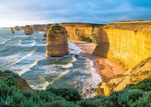  Twelve Apostles – hay còn có tên gọi là “12 tông đồ” thuộc công viên quốc gia Port Campbell Victoria là những cột đá vôi khổng lồ, cao tới 45m, đứng chơ vơ giữa biển nước mênh mông. Đây là di tích còn sót lại của sự xói mòn nước biển lên các dãy núi đá vôi có từ hàng chục triệu năm trước, để lại những hình thù kì thú. 