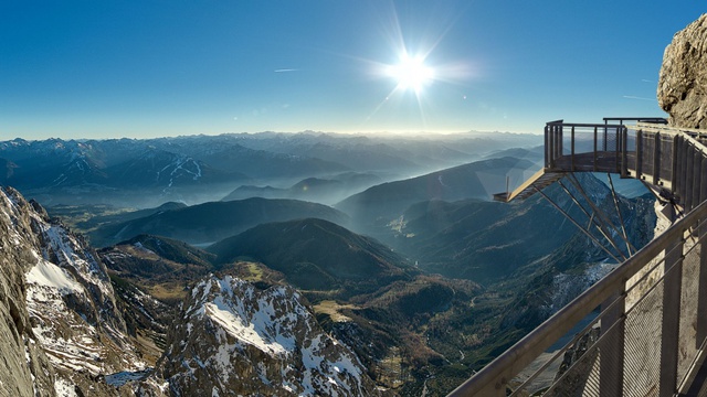  Vượt qua dải sông băng Dachstein ở Áo, bạn có thể chiêm ngưỡng một trong những cây cầu cao nhất thế giới. Một quanh cảnh tuyệt vời từ trên cao! Tuy nhiên, nếu bạn là một người sợ độ cao, bạn không nên mạo hiểm đến đây. 