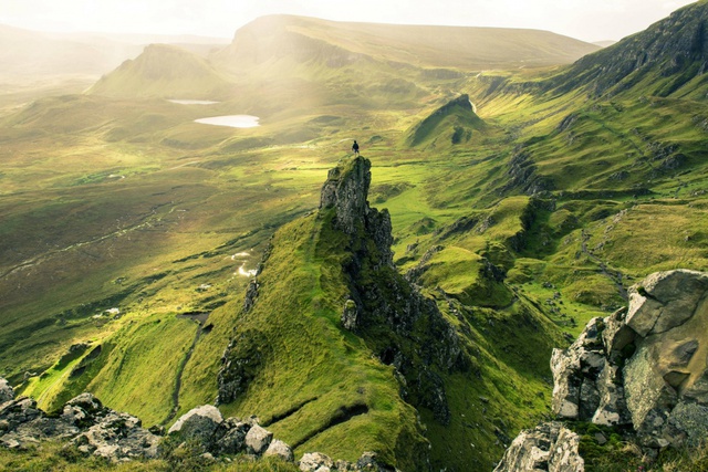  Hòn đảo Skye ở Scotland nổi tiếng với phong cảnh hoang dã tự nhiên ấn tượng. Đó là một cảnh quan tuyệt vời với những dãy đá gồ ghề và không có con người sinh sống, với những tòa lâu đài cổ và hồ nước xanh ngắt. 