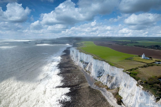 Những vách đá phấn trắng tạo thành một phần bờ biển Anh đối mặt với eo biển Dover và Pháp. Mặt trước đá phấn cao đến 110 mét, dài 13 km lan rộng từ phía đông đến phía tây từ thị trấn Dover ở hạt Kent. Ngư dân từ thời cổ đại đã sử dụng đá phấn này để định hướng cho mình. 