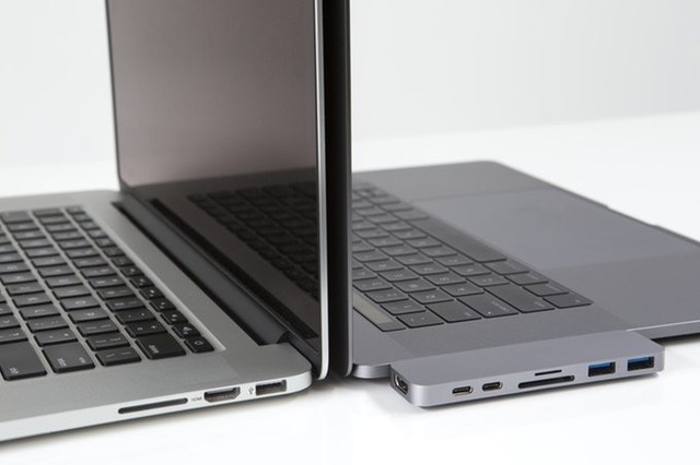  MacBook Pro cũ (bên trái) và MacBook Pro mới với HyperDrive 