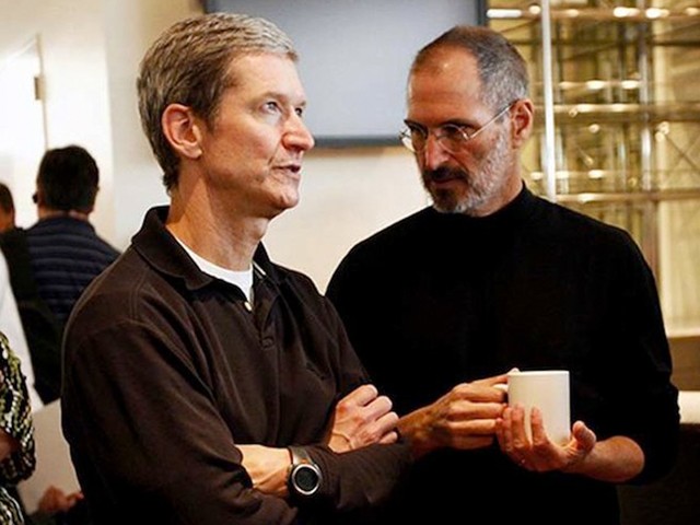 Cũng trong năm 1998, Jobs mời Tim Cook về làm việc cho công ty của mình để mở rộng hoạt động của Apple lên quy mô toàn thế giới. Cook sau đó vẫn trụ vững lại với công ty, và giờ đây chính là giám đốc điều hành của Táo khuyết.