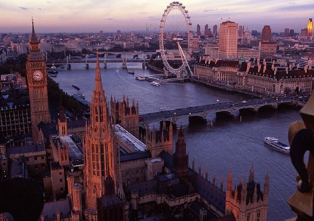  Và đây là hình ảnh Westminster năm 2012, với rất nhiều địa danh mới như bánh xe đu quay Mắt London (London Eye). 