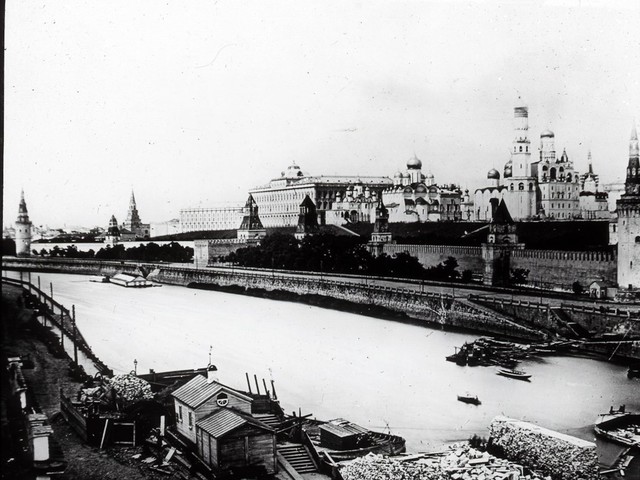  Năm 1917, cung điện Grand Kremlin là điểm nổi bật nhất trên bờ sông Moskva. 