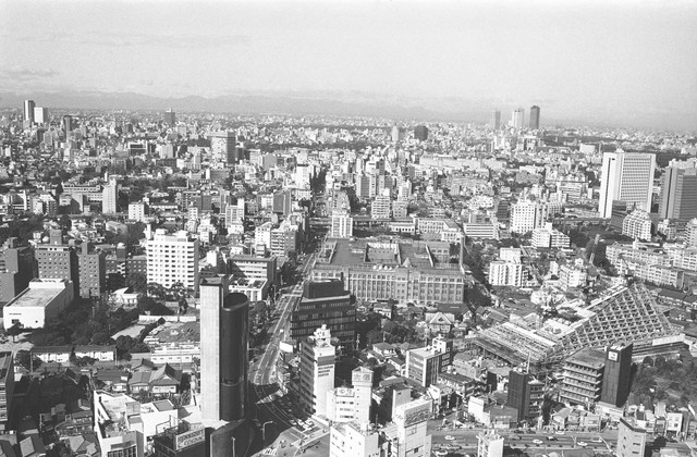  Năm 1976, đường chân trời Tokyo khá đông đúc và thành phố đang trên đà phát triển 