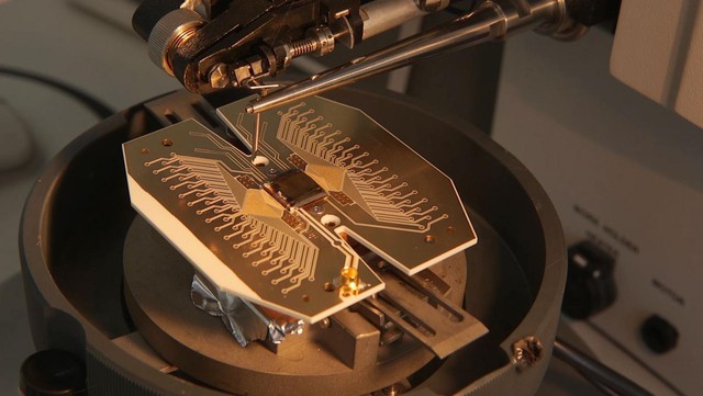  Nguyên mẫu lõi của một máy tính lượng tử sử dụng ion làm qubit. 