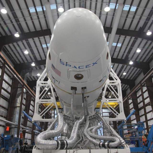  Tàu vũ trụ Dragon của SpaceX.​ 