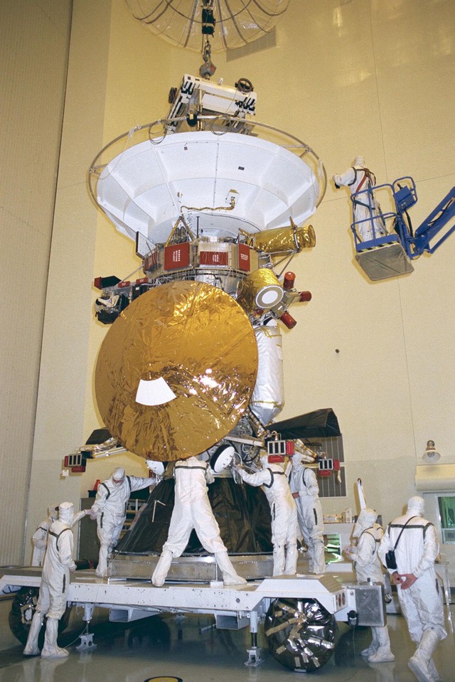 Tàu vũ trụ Cassini chuẩn bị được phóng vào không gian năm 1997