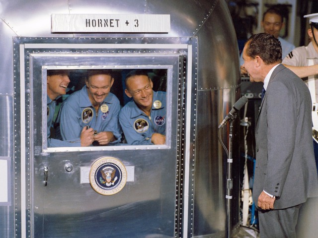  Các phi hành gia của Apollo 11 trong khoang cách ly “Hornet 3” gặp gỡ tổng thống đương thời Richard Nixon. 