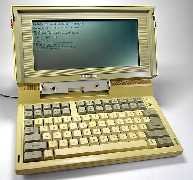  Chiếc laptop Toshiba T1100. 