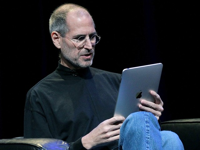 Mãi cho tới năm 2010 thì Jobs mới cho ra mắt chiếc máy tính bảng Apple iPad, thứ mà ông muốn có từ đầu những năm 2000.