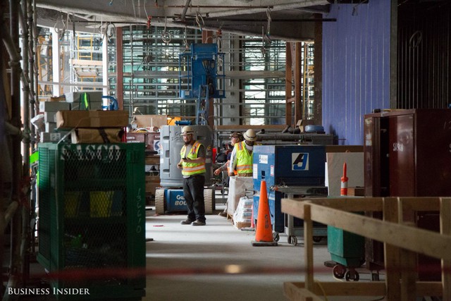  Hơn 700 công nhân đang nỗ lực làm việc không ngừng nghỉ để kịp khánh thành Salesforce Tower vào tháng 7 năm 2017. Ảnh: Melia Robinson/Business Insider 