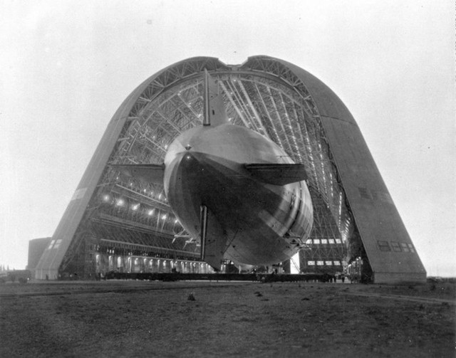 Phi thuyền USS Macon tiến vào nhà kho Số Một tại Trung tâm Nghiên cứu Ames của NASA vào năm 1934. 