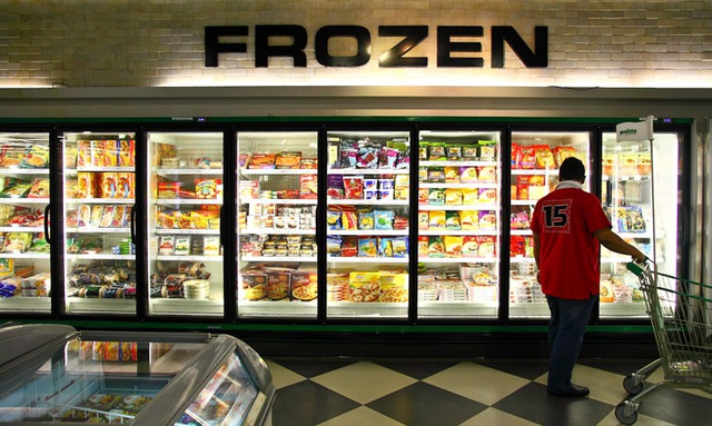  Một quầy hàng bán thực phẩm bản quản lạnh ăn liền 