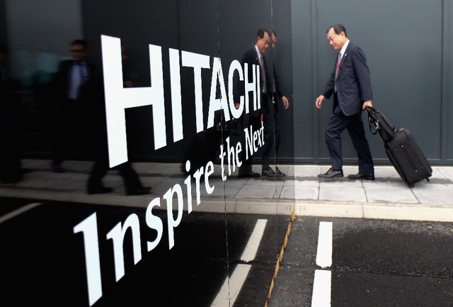 
Một doanh nhân người Nhật trên đường đến dự lễ mở cửa nhà máy sản xuất tàu hỏa của Hitachi tại Anh.
