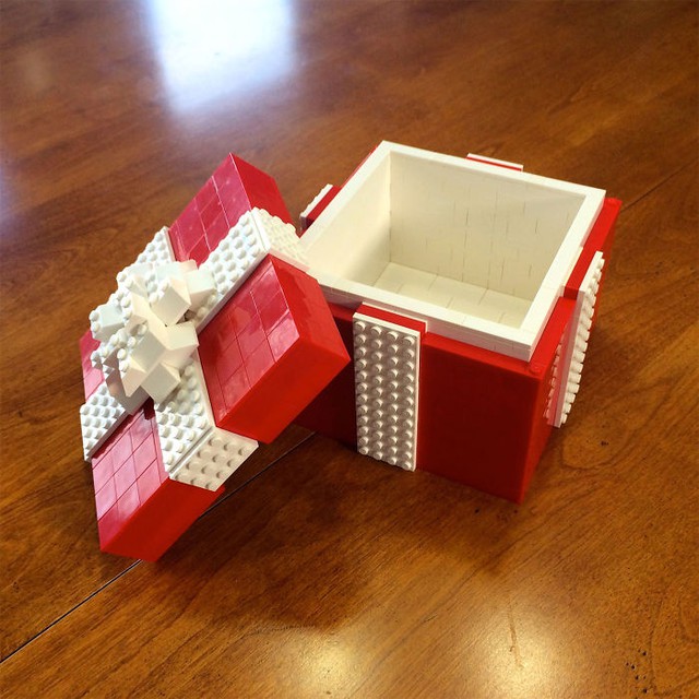 
Đây có lẽ là một trong những hộp quà độc đáo nhất nhưng cũng rất tốn, có khi tiền mua LEGO còn đắt hơn quà bên trong...
