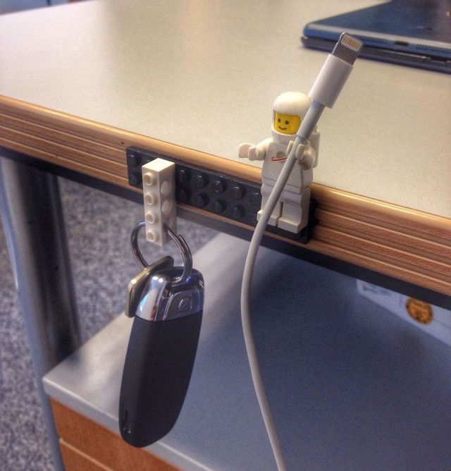 
Dùng LEGO để sắp xếp chìa khóa, dây sạc cho gọn gàng, tại sao không?
