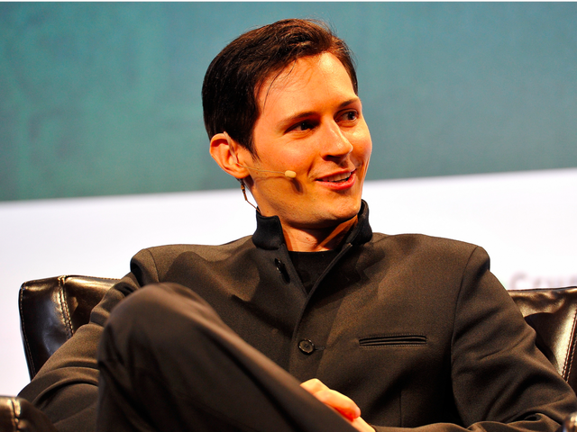 Pavel Durov kiếm được rất nhiều tiền từ VK, theo anh thì con số đó là 260 triệu USD. Pavel Durov gắn liền với những bộ đồ màu đen giống nhân vật Neo trong “The Matrix” (Ma trận).