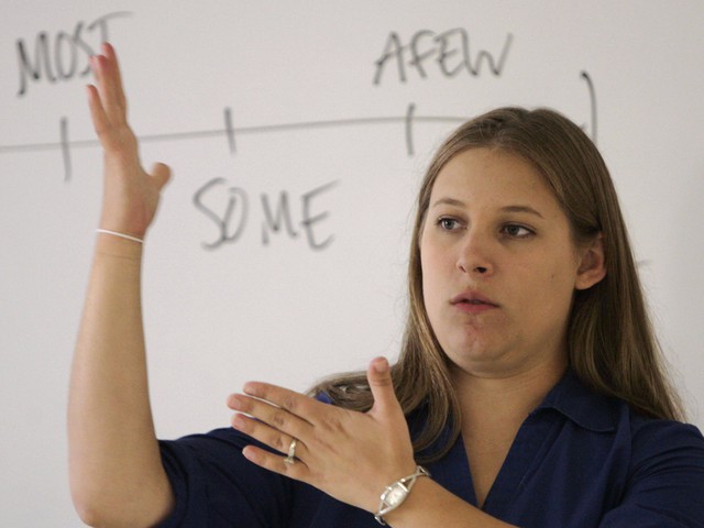  Một giáo viên tại Đại học Gallaudet sử dụng ngôn ngữ cử chỉ 