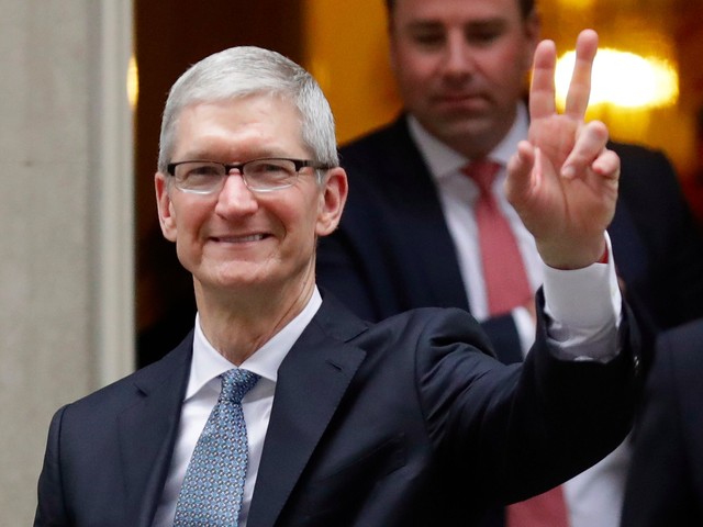 Tim Cook đang rất lạc quan về khả năng mang nguồn tiền khổng lồ từ nước ngoài về Mỹ.