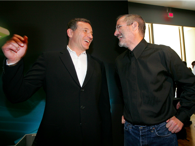 CEO Bob Iger của Disney cùng huyền thoại Steve Jobs. 